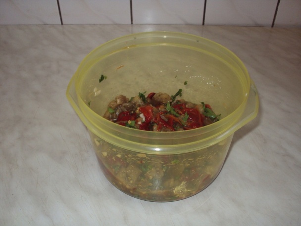 Šalát z pečených paprík a pečeného baklažánu - obrázok 9