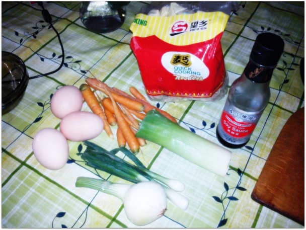 Čínske cestoviny so sójovou omáčkou, kuracím mäsom a zeleninou - obrázok 1