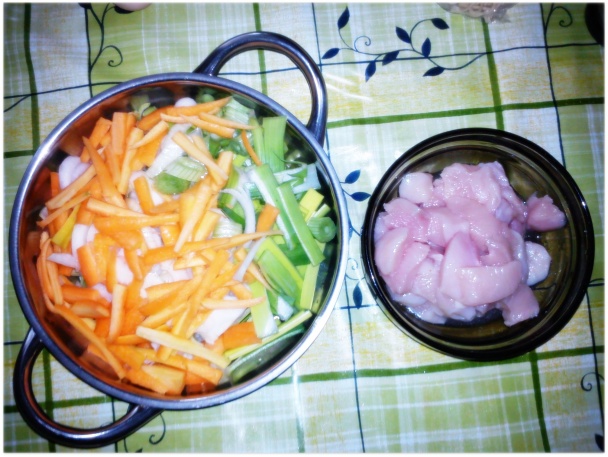 Čínske cestoviny so sójovou omáčkou, kuracím mäsom a zeleninou - obrázok 2