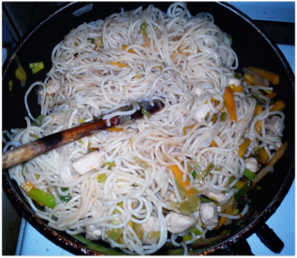 Čínske cestoviny so sójovou omáčkou, kuracím mäsom a zeleninou - obrázok 5