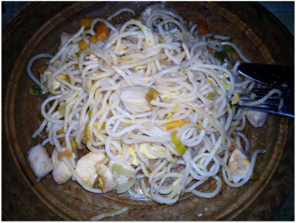 Čínske cestoviny so sójovou omáčkou, kuracím mäsom a zeleninou - obrázok 6