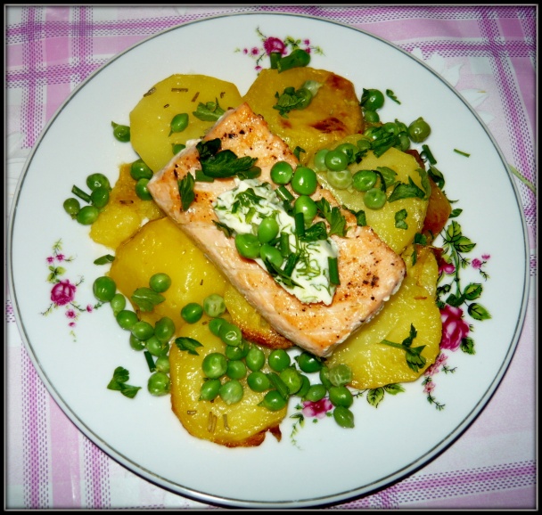 Grilovaný losos s pečenými zemiakmi, bylinkovým maslom a hráškom - obrázok 4