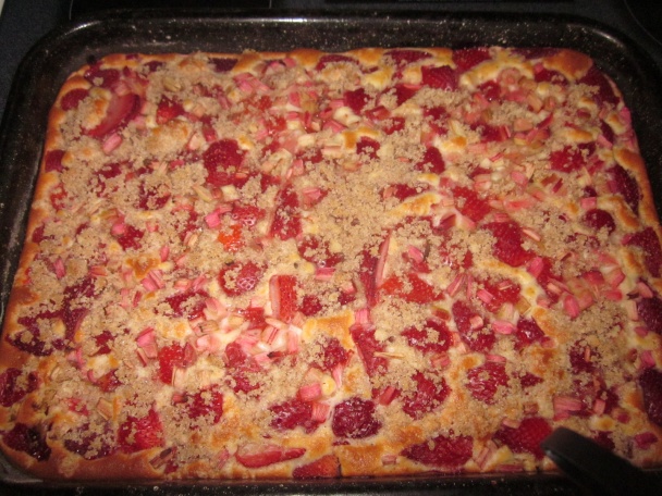 Rýchla jahodovo-rebarborová bublanina - obrázok 3