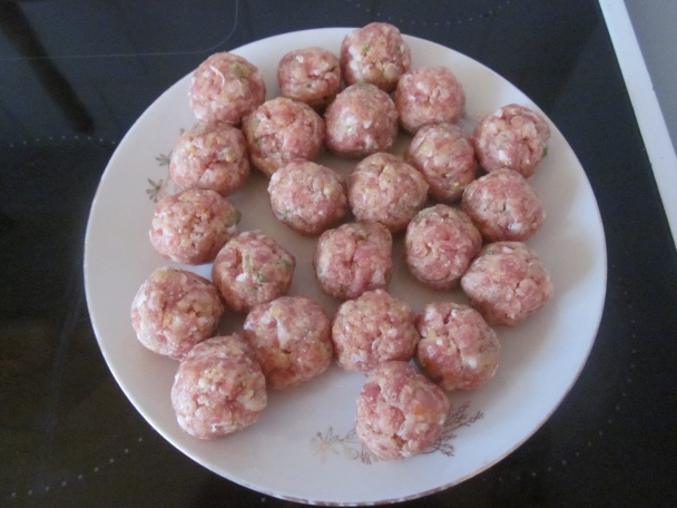 Mäsové guľky s paradajkovou omáčkou - obrázok 1