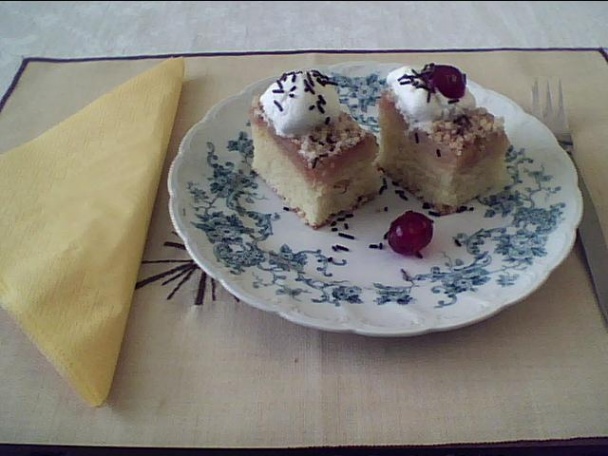 Jablkový koláč so šľahačkou - obrázok 5