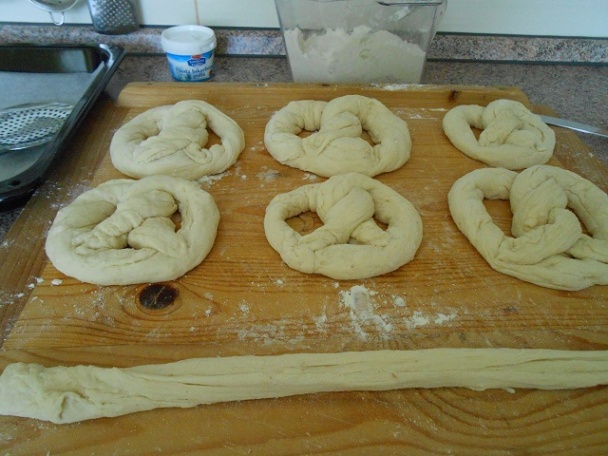 Domáce mäkké praclíky - soft pretzel (fotorecept) - obrázok 2