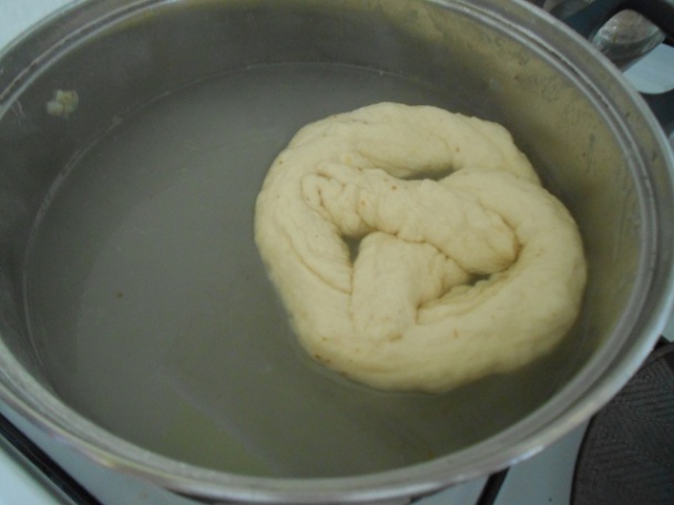 Domáce mäkké praclíky - soft pretzel (fotorecept) - obrázok 3