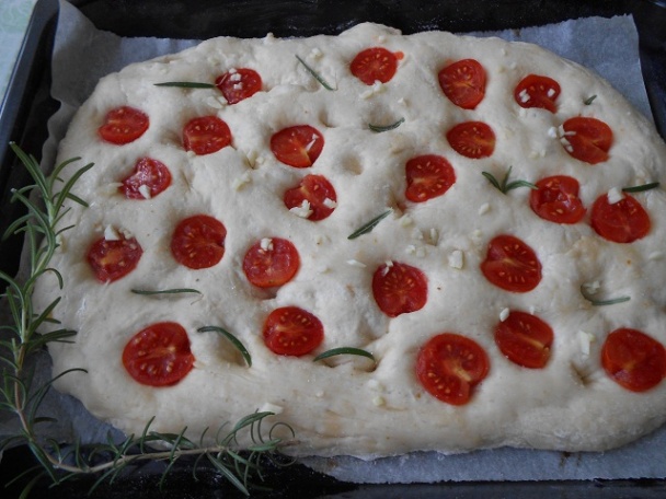 Pizzový chlieb s cherry paradajkami a rozmarínom - obrázok 2