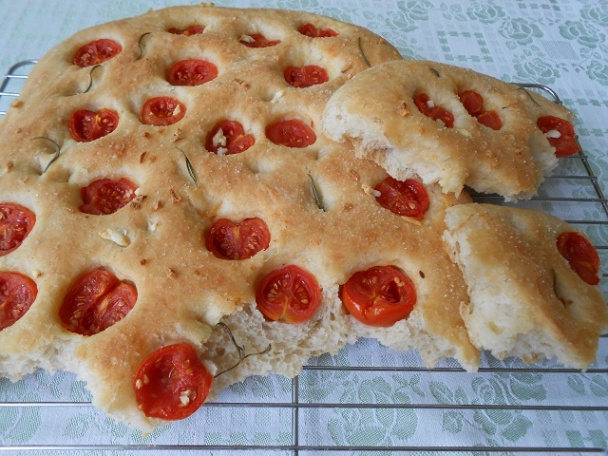 Pizzový chlieb s cherry paradajkami a rozmarínom - obrázok 3