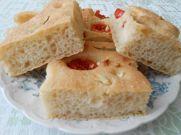 Pizzový chlieb s cherry paradajkami a rozmarínom - obrázok 4