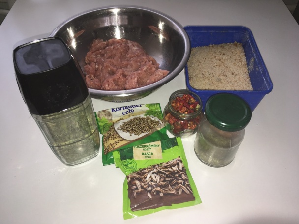 Korenené mäsové placky s crazy šalátom (fotorecept) - obrázok 1