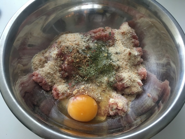 Korenené mäsové placky s crazy šalátom (fotorecept) - obrázok 4