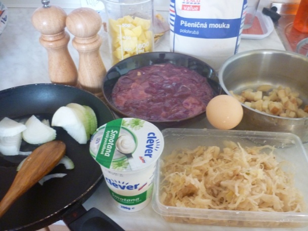 Halušky s kyslou kapustou, pečeňou a smotanou (fotorecept) - obrázok 1