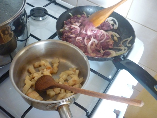 Halušky s kyslou kapustou, pečeňou a smotanou (fotorecept) - obrázok 2