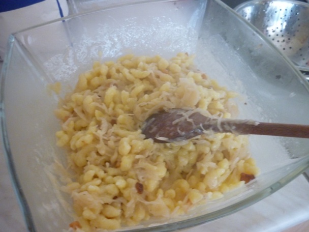 Halušky s kyslou kapustou, pečeňou a smotanou (fotorecept) - obrázok 5