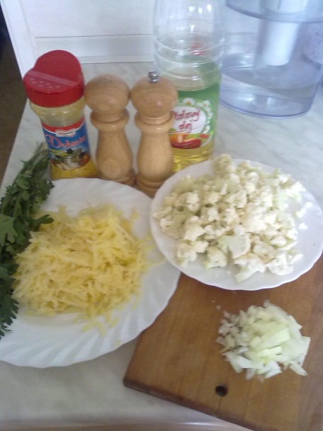 Karfiolová polievka so strúhanými zemiakmi - obrázok 1