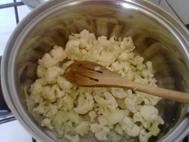 Karfiolová polievka so strúhanými zemiakmi - obrázok 2