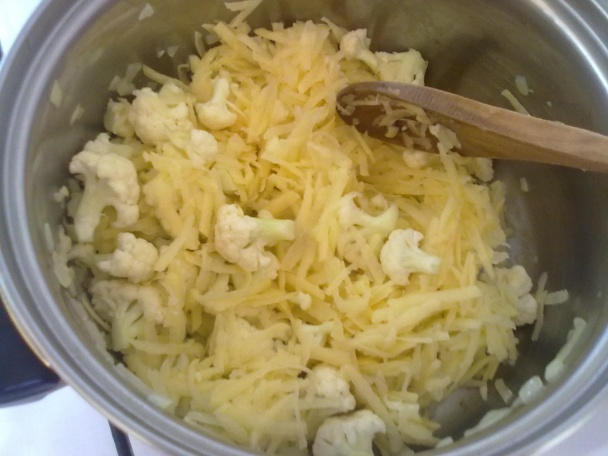 Karfiolová polievka so strúhanými zemiakmi - obrázok 3