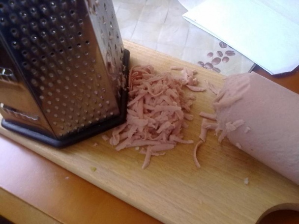 Šalát s majonézou, jemnou salámou a vajíčkami - obrázok 3