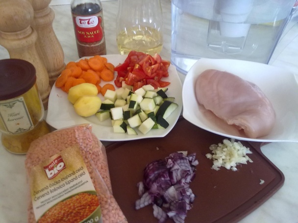 Červená šošovica s cuketou, kari a parenou kuracinkou (fotorecept) - obrázok 1