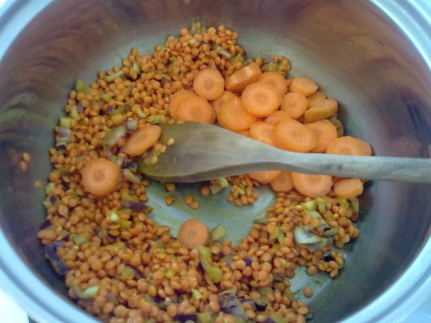 Červená šošovica s cuketou, kari a parenou kuracinkou (fotorecept) - obrázok 4