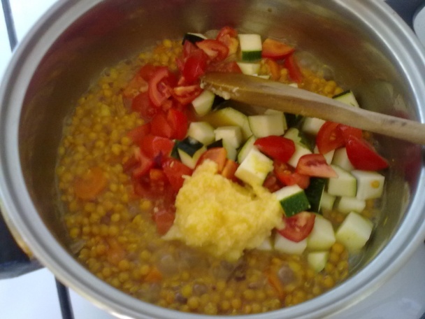 Červená šošovica s cuketou, kari a parenou kuracinkou (fotorecept) - obrázok 6