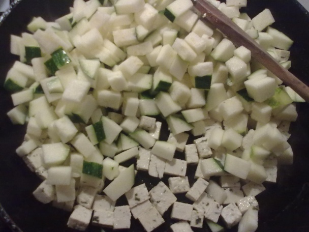 Penne s bazalkovým tofu a cuketou (fotorecept) - obrázok 2