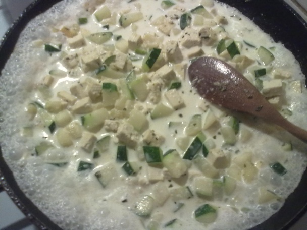 Penne s bazalkovým tofu a cuketou (fotorecept) - obrázok 3