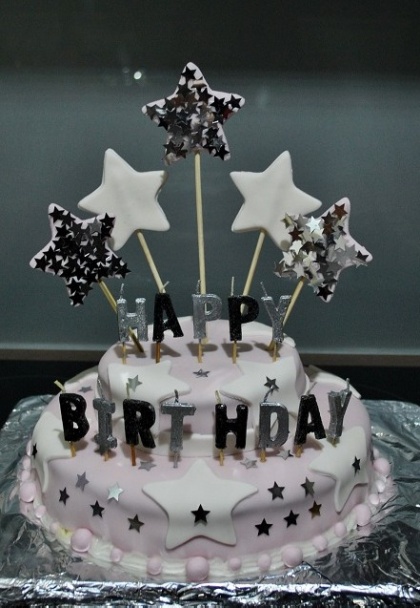 Narodeninová torta, bezlepková čokoládová s banánovou plnkou a fondantom z marshmallow - obrázok 3