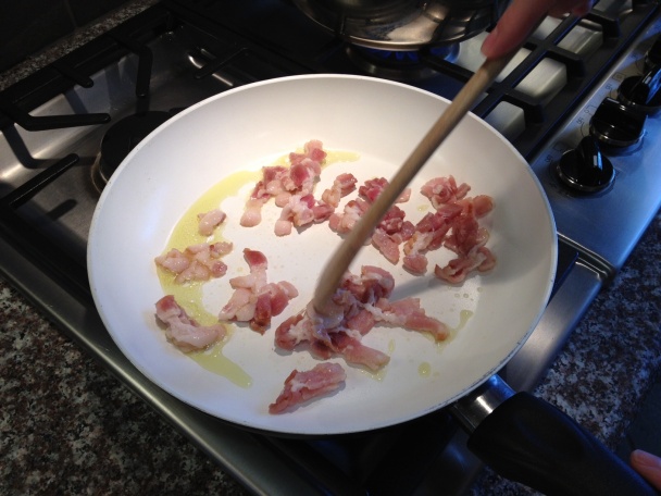 Bucatini s rajčinovou omáčkou a slaninkou - obrázok 3