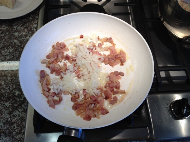 Bucatini s rajčinovou omáčkou a slaninkou - obrázok 4