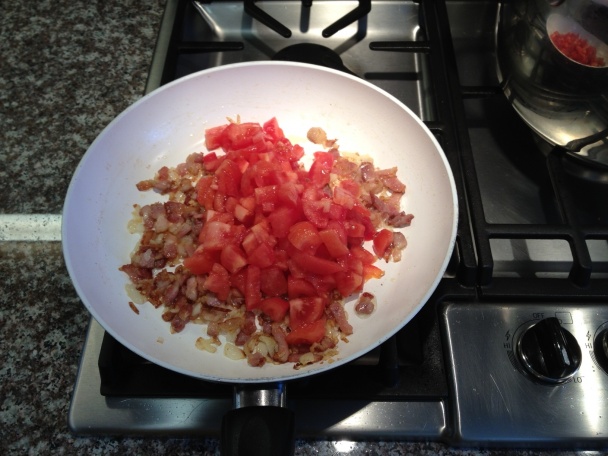 Bucatini s rajčinovou omáčkou a slaninkou - obrázok 6