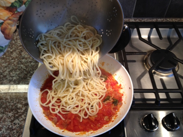 Bucatini s rajčinovou omáčkou a slaninkou - obrázok 10