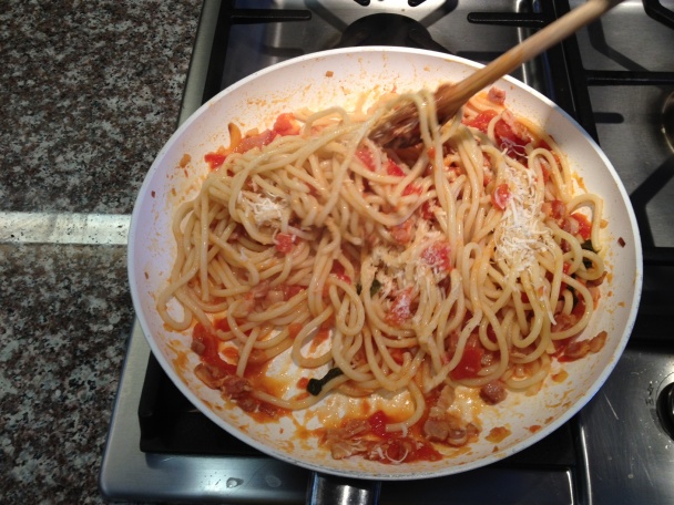 Bucatini s rajčinovou omáčkou a slaninkou - obrázok 11