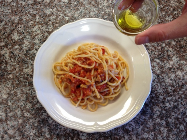 Bucatini s rajčinovou omáčkou a slaninkou - obrázok 12