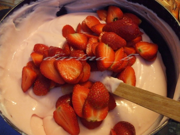 Tvarohovo - pudingová torta s jahodami - obrázok 8