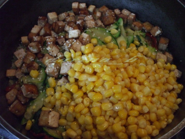 Bulgur s tofu, cukinou a kukuricou - obrázok 10