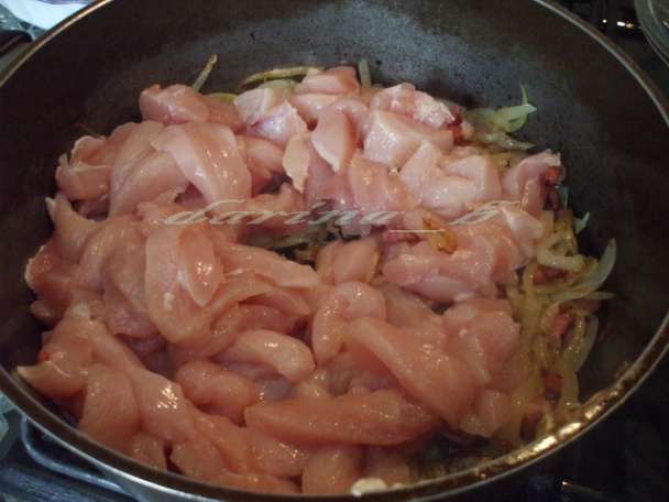 Kotlíkový guláš z kuracieho mäsa - obrázok 2