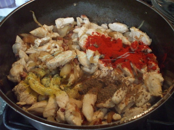 Kotlíkový guláš z kuracieho mäsa - obrázok 3