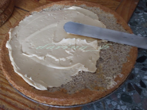 Karamelová torta s orechami - obrázok 7