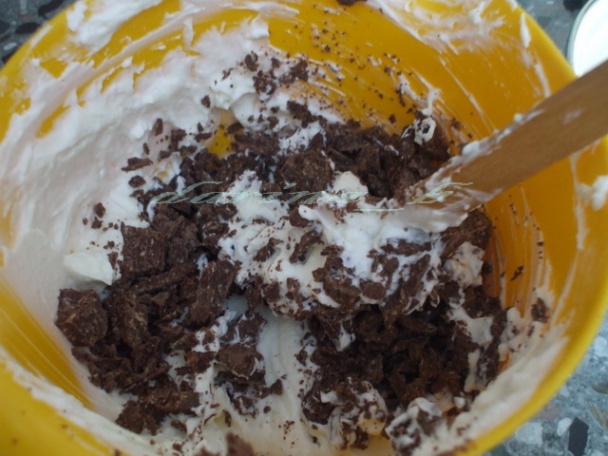 Tvarohovo šľahačková torta s čokoládovými bonbónmi - obrázok 9