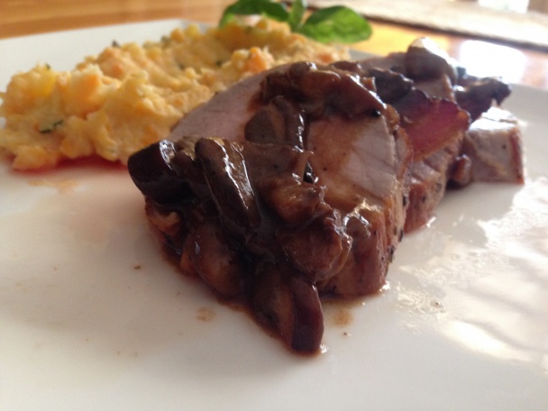 Teľacia špička s omáčkou z kozákov a michaliek podávaná so zemiakovo-mrkvovým pyré (fotorecept) - obrázok 6