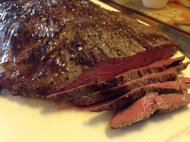 Flank steak s bylinkovým olejom a zemiakovo-brokolicovým pyré - obrázok 5