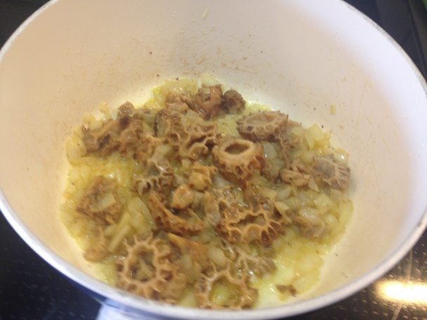 Steak z roštenky s omáčkou zo smrčkov a medvedieho cesnaku (fotorecept) - obrázok 6