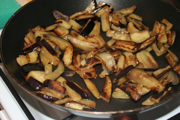 Ryžové cestoviny s baklažánom a paradajkovým pretlakom - obrázok 1