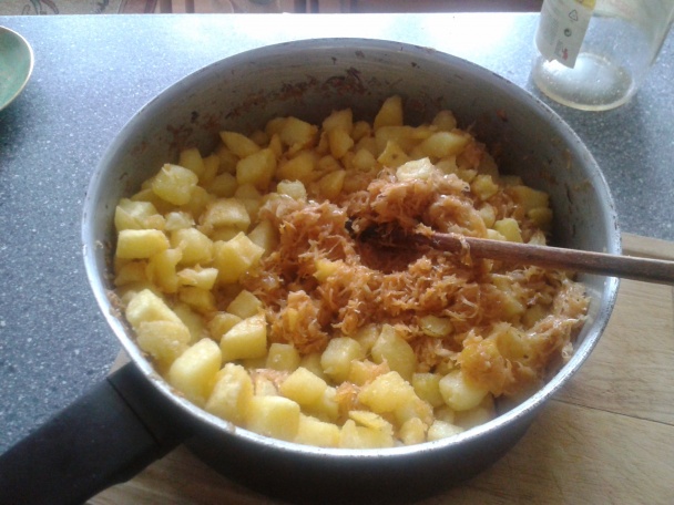 Smažené zemiaky s kyslou kapustou (fotorecept) - obrázok 3