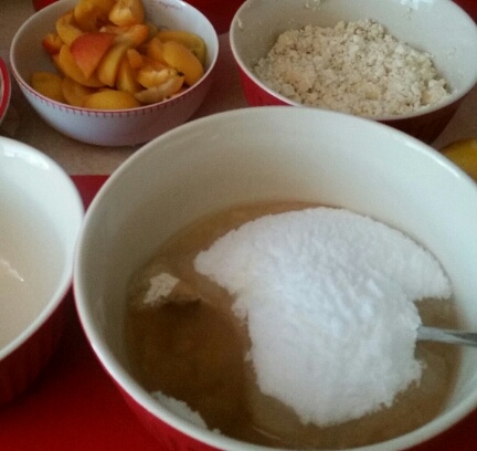 Jednoduchý hrnčekový ovocný koláč s tvarohom a posýpkou (fotorecept)  - obrázok 1