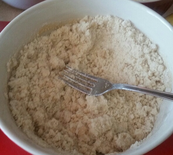 Jednoduchý hrnčekový ovocný koláč s tvarohom a posýpkou (fotorecept)  - obrázok 2