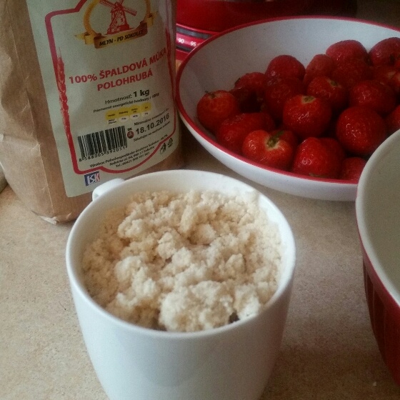 Jednoduchý hrnčekový ovocný koláč s tvarohom a posýpkou (fotorecept)  - obrázok 3