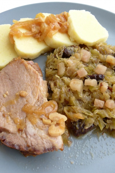 Kyslá kapusta dusená so sušenými slivkami - obrázok 6